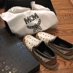 MCM unisex slip on